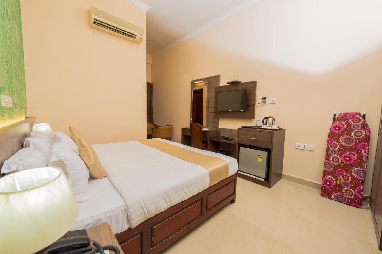 Kallada Golden Hotel Thrissur Bagian luar foto