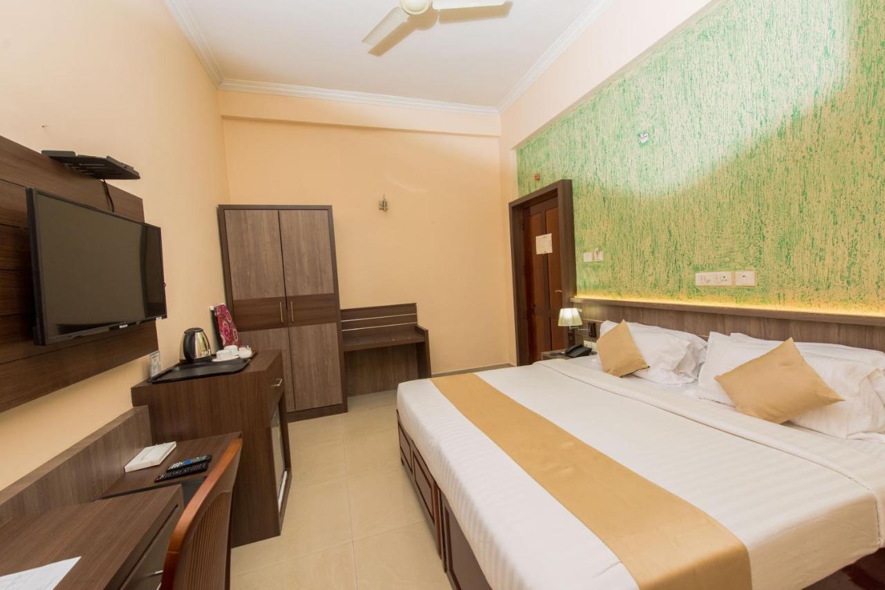 Kallada Golden Hotel Thrissur Bagian luar foto